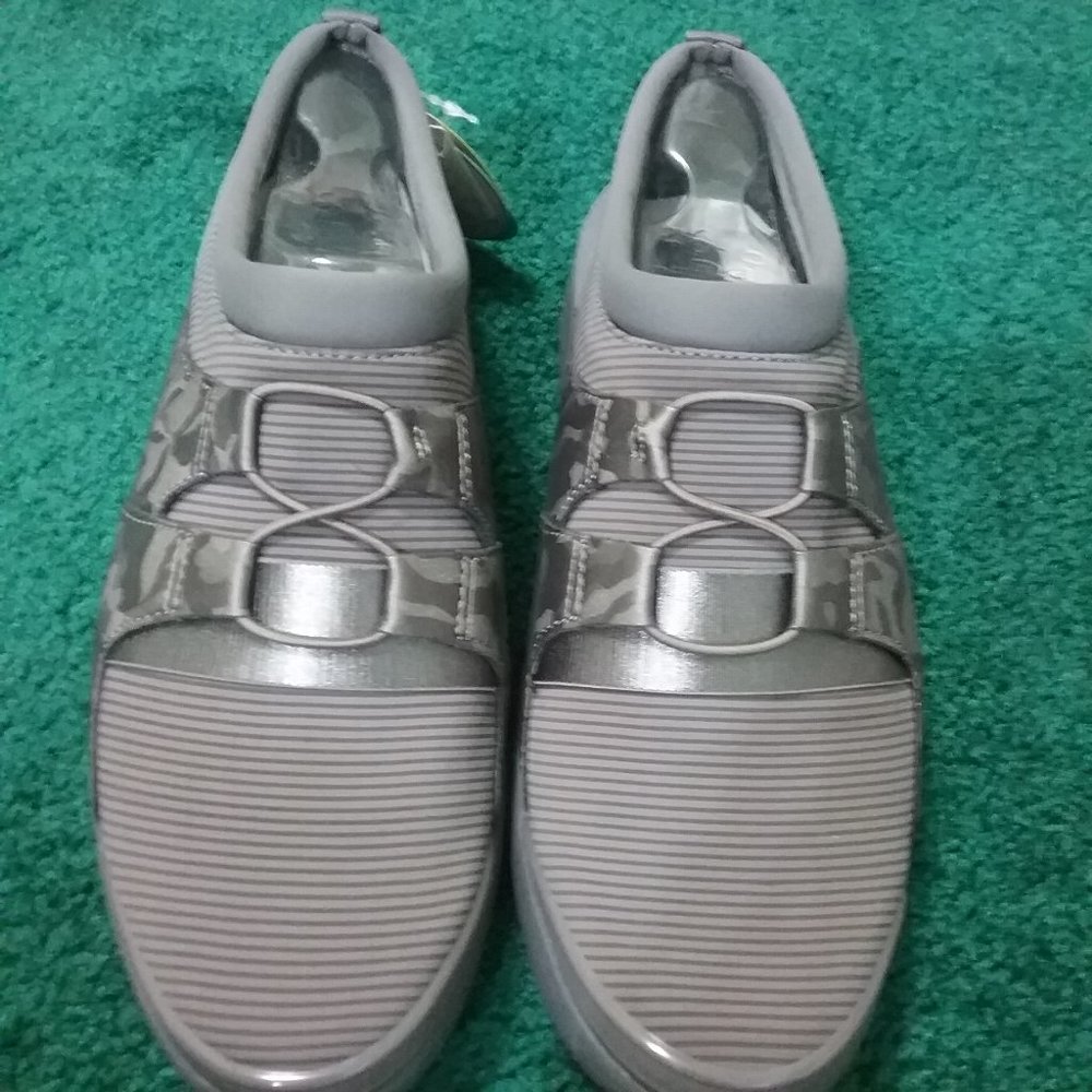 Bzees Anytime dark grey slip on shoes size 9 1/2M